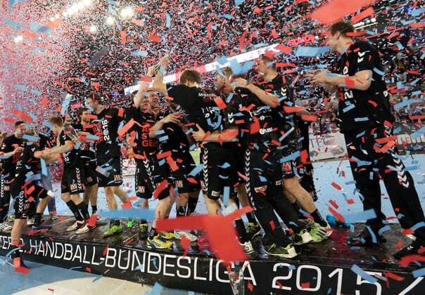 27.05.2016 - Handball - 2. Bundesliga HBL - Saison 2015 2016 - 39. Spieltag: HC Erlangen HCE - EHV Aue - DaMa - Meisterfeier der Mannschaft Team des HCE HC Erlangen nach Spielende