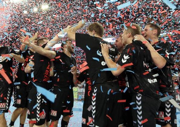 27.05.2016 - Handball - 2. Bundesliga HBL - Saison 2015 2016 - 39. Spieltag: HC Erlangen HCE - EHV Aue - DaMa - Meisterfeier der Mannschaft Team des HCE HC Erlangen nach Spielende