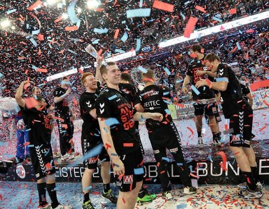 27.05.2016 - Handball - 2. Bundesliga HBL - Saison 2015 2016 - 39. Spieltag: HC Erlangen HCE - EHV Aue - DaMa - Meisterfeier der Mannschaft Team des HCE HC Erlangen nach Spielende