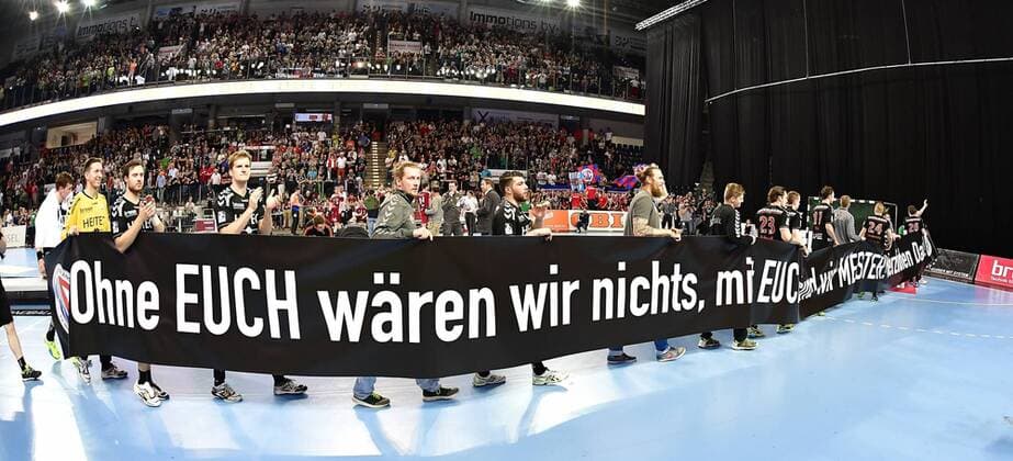 27.05.2016 - Handball - 2. Bundesliga HBL - Saison 2015 2016 - 39. Spieltag: HC Erlangen HCE - EHV Aue - - Aufstieg Aufsteiger Meister Meisterfeier - Spruchband Banner