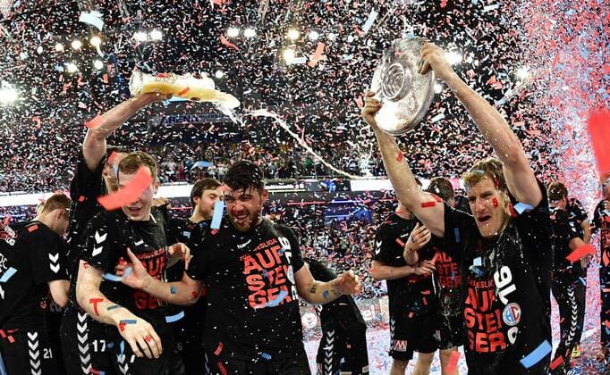 27.05.2016 - Handball - 2. Bundesliga HBL - Saison 2015 2016 - 39. Spieltag: HC Erlangen HCE - EHV Aue - - Aufstieg Aufsteiger Meister Meisterfeier - Bierdusche für Christoph Nienhaus (15, HC Erlangen HCE )