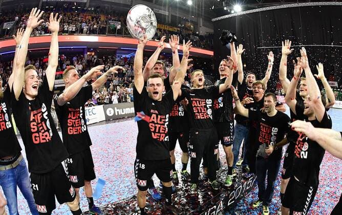 27.05.2016 - Handball - 2. Bundesliga HBL - Saison 2015 2016 - 39. Spieltag: HC Erlangen HCE - EHV Aue - - Aufstieg Aufsteiger Meister Meisterfeier - Denni Djozic (18, HC Erlangen HCE ) mit Meisteschale
