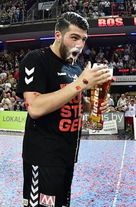 Bilder des Tages - SPORT 27.05.2016 - Handball - 2. Bundesliga HBL - Saison 2015 2016 - 39. Spieltag: HC Erlangen HCE - EHV Aue - - Aufstieg Aufsteiger Meister Meisterfeier - Kevin Herbst (11, HC Erlangen HCE )
