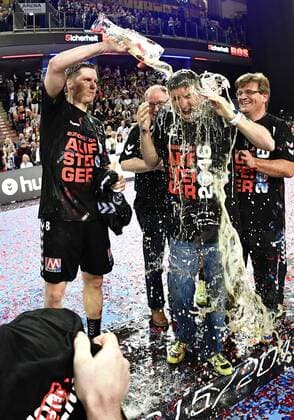27.05.2016 - Handball - 2. Bundesliga HBL - Saison 2015 2016 - 39. Spieltag: HC Erlangen HCE - EHV Aue - - Aufstieg Aufsteiger Meister Meisterfeier - Bierdusche für Stefan Mittag (Co-Trainer HC Erlangen HCE ) durch Sebastian Preiß Preiss (8, HC Erlangen HCE )