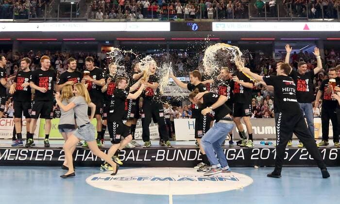 27.05.2016 - Handball - 2. Bundesliga HBL - Saison 2015 2016 - 39. Spieltag: HC Erlangen HCE - EHV Aue - DaMa - Meisterfeier Mannschaftsbild Teambild Gruppenbild der Mannschaft Team des HCE mit der Meisterschale Schale - Bierdusche Bier