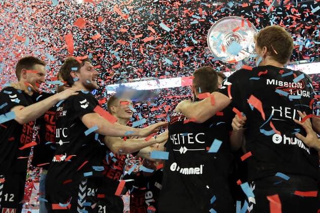 27.05.2016 - Handball - 2. Bundesliga HBL - Saison 2015 2016 - 39. Spieltag: HC Erlangen HCE - EHV Aue - DaMa - Meisterfeier der Mannschaft Team des HCE HC Erlangen nach Spielende