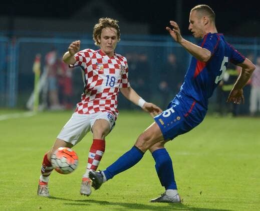 Alen Halilovic of Croatia (L) vies with Victor Golovatenco of Moldova during their friendly soccer match in preparation for Euro 2016 games at Gradski Stadium in Koprivnica, Croatia, May 27, 2016. Croatia won 1-0. ) (SP)CROATIA-KOPRIVNICA-EURO 2016 PREPARATION-CROATIA VS MOLDOVA MisoxLisanin 
