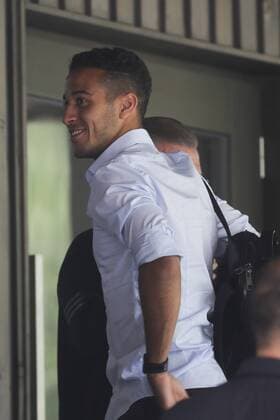 Thiago Alcantara (Bayern München), Spanische Nationalmannschaft, bei der Ankunft in das Trainingslager Schruns vor der UEFA Europameisterschaft 2016 am 28.05.16 in Österreich. Spanien Nationmannschaft Empfang im Traininslager Schruns