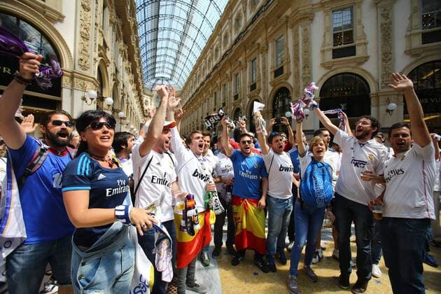 MILAN (ITALY) 28 05 2016. Supporters of Real Madrid enjoy in Milan. Real Madrid will face Atletico Madrid in the UEFA Champions League Final on 28 May 2016 in Milan. SUPPORTERS !ACHTUNG: NUR REDAKTIONELLE NUTZUNG!  MD 20160528-636000427337297670