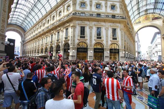MILAN (ITALY) 28 05 2016. Supporters of Atletico Madrid enjoy in Milan. Real Madrid will face Atletico Madrid in the UEFA Champions League Final on 28 May 2016 in Milan. SUPPORTERS !ACHTUNG: NUR REDAKTIONELLE NUTZUNG!  MD 20160528-636000427406717670
