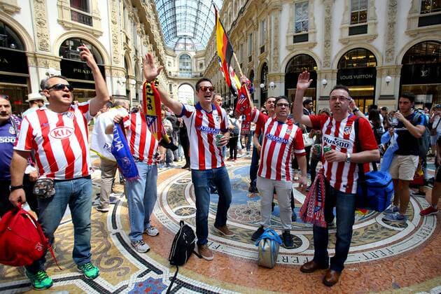 MILAN (ITALY) 28 05 2016. Supporters of Atletico Madrid enjoy in Milan. Real Madrid will face Atletico Madrid in the UEFA Champions League Final on 28 May 2016 in Milan. SUPPORTERS !ACHTUNG: NUR REDAKTIONELLE NUTZUNG!  MD 20160528-636000428076113670
