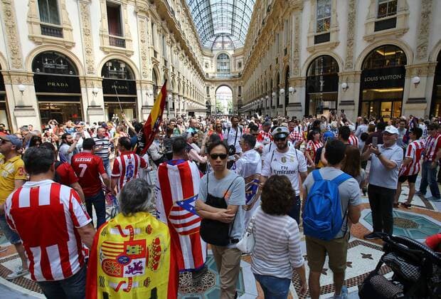 MILAN (ITALY) 28 05 2016. Supporters of Atletico Madrid and Real Madrid enjoy in Milan. Real Madrid will face Atletico Madrid in the UEFA Champions League Final on 28 May 2016 in Milan. SUPPORTERS !ACHTUNG: NUR REDAKTIONELLE NUTZUNG!  MD 20160528-636000428129153670