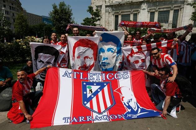 MILAN (ITALY) 28 05 2016. Supporters of Atletico Madrid enjoy in Milan. Real Madrid will face Atletico Madrid in the UEFA Champions League Final on 28 May 2016 in Milan. SUPPORTERS !ACHTUNG: NUR REDAKTIONELLE NUTZUNG!  MD 20160528-636000474713527264