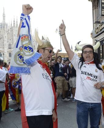 Milano 28 05 2016 - finale Champions League Real Madrid-Fans auf der Piazza Duomo 
