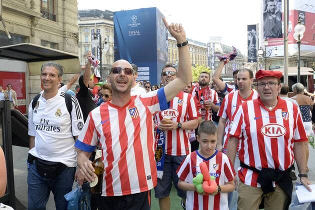Milano 28 05 2016 - finale Champions League Atletico Madrid-Fans auf der Piazza Duomo 