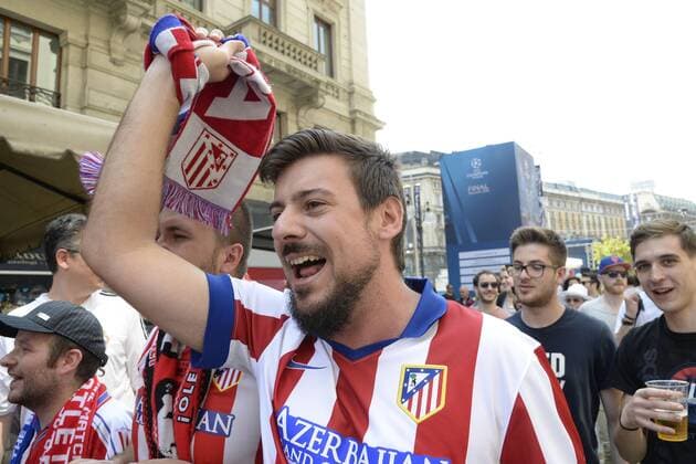 Milano 28 05 2016 - finale Champions League Atletico Madrid-Fans auf der Piazza Duomo 