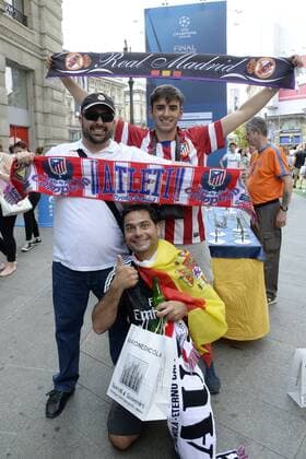 Milano 28 05 2016 - finale Champions League Atletico Madrid-Fans auf der Piazza Duomo 