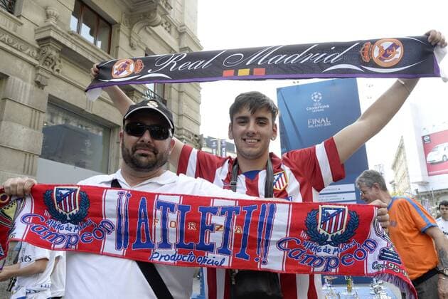 Milano 28 05 2016 - finale Champions League Atletico Madrid-Fans auf der Piazza Duomo 
