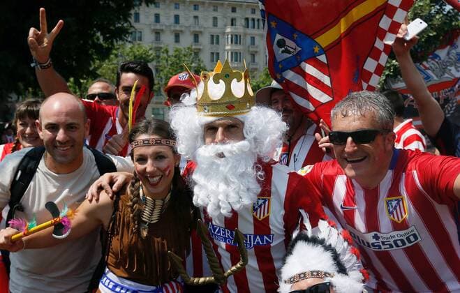 MILAN (ITALY) 28 05 2016. Supporters of Atletico Madrid enjoy in Milan. Real Madrid will face Atletico Madrid in the UEFA Champions League Final on 28 May 2016 in Milan. SUPPORTERS !ACHTUNG: NUR REDAKTIONELLE NUTZUNG!  MD 20160528-636000514693512169