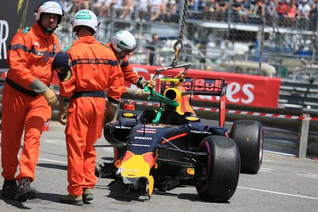 28.05.2016. Monte Carlo, Monaco. F1 Grand Prix of Monaco, qualification sessions on Saturday. Red Bull Racing RB12 & x2013; Max Verstappen car is craned off track after he crashed during Q1 xLeannexBoonx  ActionPlus11742620