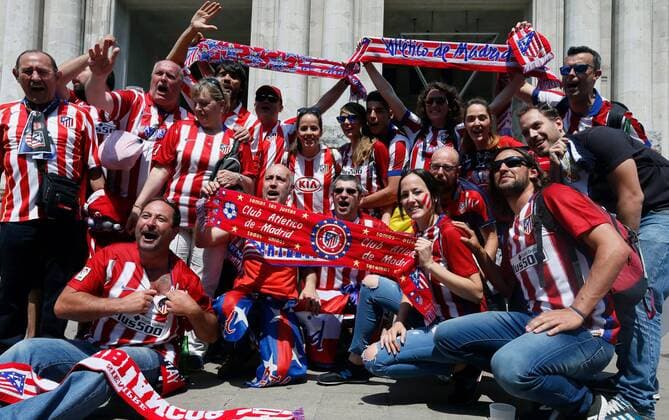 MILAN (ITALY) 28 05 2016. Supporters of Atletico Madrid enjoy in Milan. Real Madrid will face Atletico Madrid in the UEFA Champions League Final on 28 May 2016 in Milan. SUPPORTERS !ACHTUNG: NUR REDAKTIONELLE NUTZUNG!  MD 20160528-636000515406712165