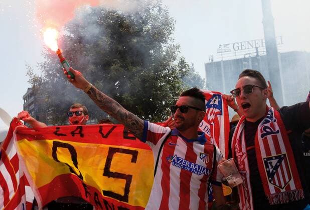 MILAN (ITALY) 28 05 2016. Supporters of Atletico Madrid enjoy in Milan. Real Madrid will face Atletico Madrid in the UEFA Champions League Final on 28 May 2016 in Milan. SUPPORTERS !ACHTUNG: NUR REDAKTIONELLE NUTZUNG!  MD 20160528-636000515459281806