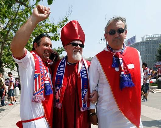 MILAN (ITALY) 28 05 2016. Supporters of Atletico Madrid enjoy in Milan. Real Madrid will face Atletico Madrid in the UEFA Champions League Final on 28 May 2016 in Milan. SUPPORTERS !ACHTUNG: NUR REDAKTIONELLE NUTZUNG!  MD 20160528-636000515473633162