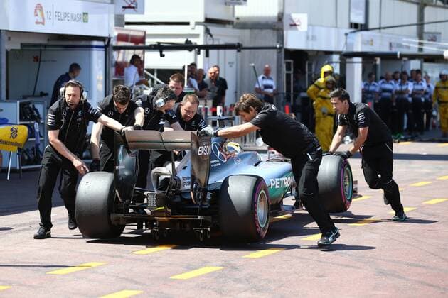 Monaco Grand Prix, Monte Carlo 25 - 29 May 2016 28.05.2016 - Qualifying, Lewis Hamilton (GBR) Mercedes AMG F1 W07 Hybrid stopped in the pit lane 
