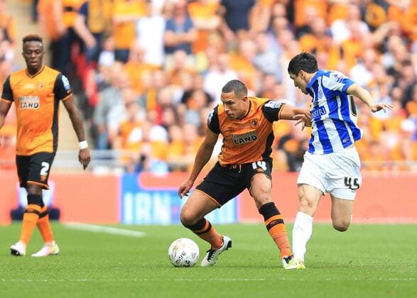 28.05.2016. Wembley Stadium, London, England. Skybet Championship Play Off Final. Sheffield Wednesday versus Hull. Hull City Midfielder Jake Livermore pressured by Sheffield Wednesday Forward Fernando Forestieri xMarkxKertonx  ActionPlus11742658