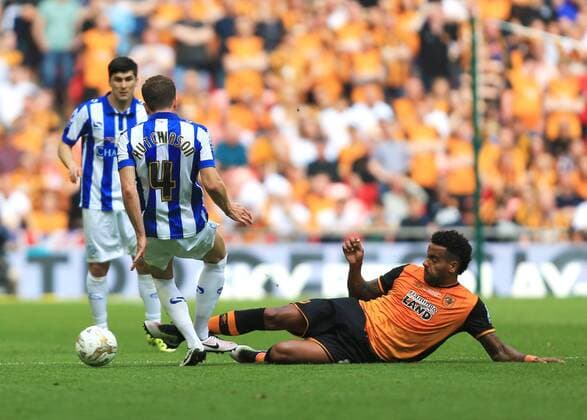28.05.2016. Wembley Stadium, London, England. Skybet Championship Play Off Final. Sheffield Wednesday versus Hull. Hull City Midfielder Tom Huddlestone makes a sliding tackle against Sheffield Wednesday Defender Sam Hutchinson xMarkxKertonx  ActionPlus11742669