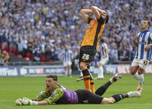 Football - 2016 Championship Play-Off Final - Hull vs. Sheffield Wednesday. Andrew Robertson of Hull City holds his head in his hands as he fires over with only Keiren Westwood of Sheffield Wednesday to beat at Wembley Stadium COLORSPORT DANIEL BEARHAM  hul_she