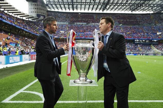 160528 Tva män bär pa vinnarpokalen inför finalen i Champions League mellan Real Madrid och Atletico Madrid den 28 maj 2016 i Milano.  Copyright: JOELxMARKLUND BB160528JM007