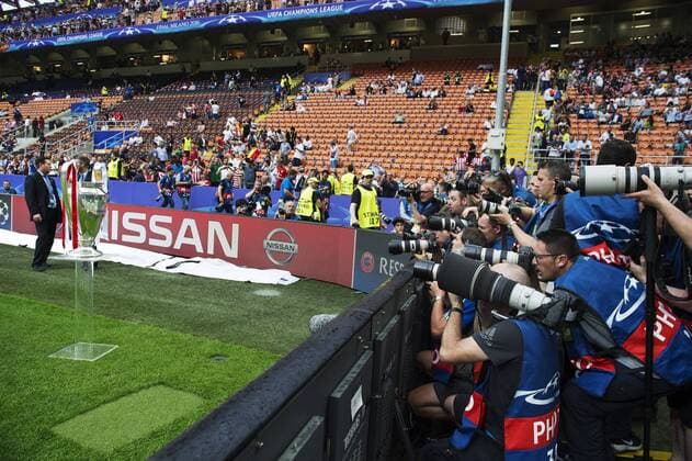160528 Fotografer tar bilder av vinnarpokalen inför finalen i Champions League mellan Real Madrid och Atletico Madrid den 28 maj 2016 i Milano.  Copyright: JOELxMARKLUND BB160528JM009