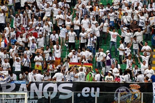 28.05.2016, Stadio Giuseppe Meazza, Mailand, ITA, UEFA CL, Real Madrid vs Atletico Madrid, Finale, Vorbericht, im Bild Real Madrid fans react to their players inspecting the pitch Real Madrid fans react to their players inspecting the pitch during preperation for the Final Match of the UEFA Championsleague between Real Madrid and Atletico Madrid at the Stadio Giuseppe Meazza in Mailand, Italy on 2016 05 28. Mailand  EP_fil  