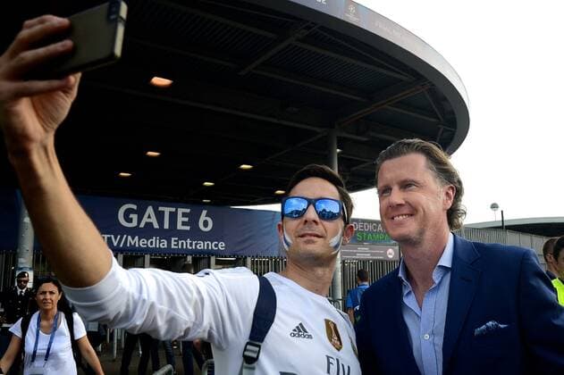 28.05.2016, Stadio Giuseppe Meazza, Mailand, ITA, UEFA CL, Real Madrid vs Atletico Madrid, Finale, Vorbericht, im Bild Former Real Madrid player Steve Macmanaman poses for a picture with a fan Former Real Madrid player Steve Macmanaman poses for a picture with a fan during preperation for the Final Match of the UEFA Championsleague between Real Madrid and Atletico Madrid at the Stadio Giuseppe Meazza in Mailand, Italy on 2016 05 28. Mailand  EP_fil  