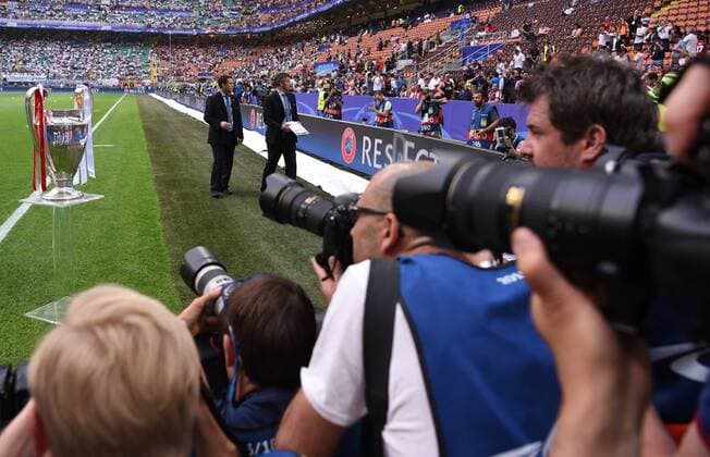 FUSSBALL CHAMPIONS LEAGUE FINALE SAISON 2015 2016 Real Madrid - Atletico Madrid 28.05.2016 Der Champions League Pokal ist im Giuseppe-Meazza-Stadion in Mailand im Fokus der Fotografen 