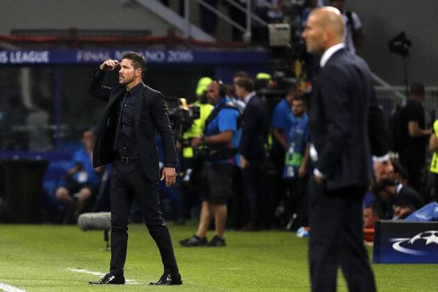 Atletico de Madrid s Argentinian coach Diego Simeone (L) during thir UEFA Champions League final match between Atletico de Madrid and Real Madrid at San Siro stadium in Milan, Italy, 28 May 2016. REAL MADRID VS ATLETICO DE MADRID !ACHTUNG: NUR REDAKTIONELLE NUTZUNG!  MIL016 20160528-636000663405176953