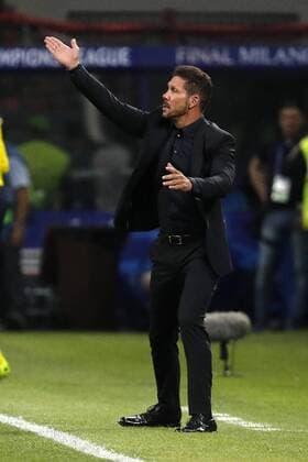 Atletico de Madrid s Argentinian coach Diego Simeone (L) during thir UEFA Champions League final match between Atletico de Madrid and Real Madrid at San Siro stadium in Milan, Italy, 28 May 2016. REAL MADRID VS ATLETICO DE MADRID !ACHTUNG: NUR REDAKTIONELLE NUTZUNG!  MIL017 20160528-636000663427484667