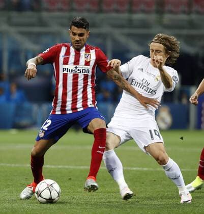 Real Madrid s Croatian midfielder Luka Modric (R) and Atletico de Madrid s Argentinian midfielder Augusto Fernandez during the UEFA Champions League final match between Atletico de Madrid and Real Madrid at San Siro stadium in Milan, Italy, 28 May 2016. REAL MADRID VS ATLETICO DE MADRID !ACHTUNG: NUR REDAKTIONELLE NUTZUNG!  MIL019 20160528-636000664723411880