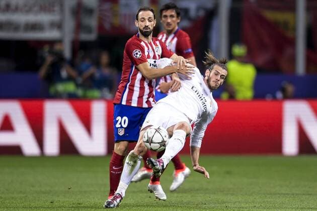 160528 Atletico Madrids Juanfran drar omkull Real Madrids Gareth Bale under finalen i Champions League mellan Real Madrid och Atletico Madrid den 28 maj 2016 i Milano.  Copyright: JOELxMARKLUND BB160528JM022