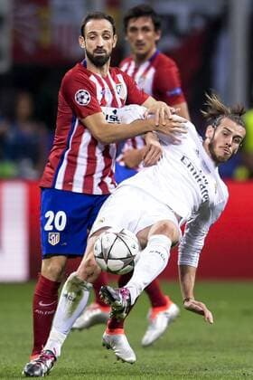 160528 Atletico Madrids Juanfran drar omkull Real Madrids Gareth Bale under finalen i Champions League mellan Real Madrid och Atletico Madrid den 28 maj 2016 i Milano.  Copyright: JOELxMARKLUND BB160528JM023