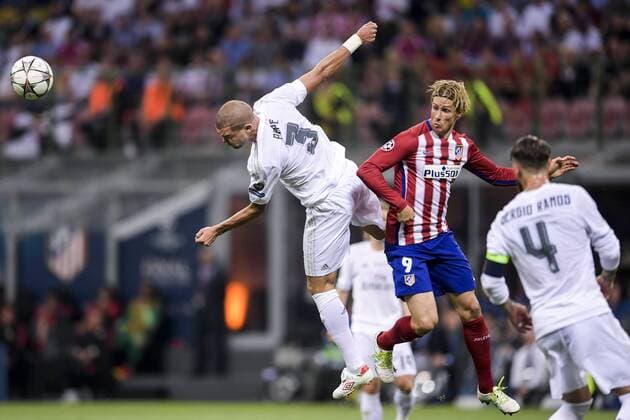 160528 Real Madrids Pepe nickar undan bollen framför Atletico Madrids Fernando Torres under finalen i Champions League mellan Real Madrid och Atletico Madrid den 28 maj 2016 i Milano.  Copyright: JOELxMARKLUND BB160528JM024