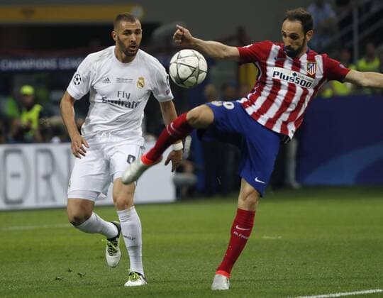 Atletico de Madrid s defense Juanfran (R) fights for the ball with Real Madrid s French striker Karim Benzema during their UEFA Champions League final match at San Siro stadium in Milan, Italy, 28 May 2016. REAL MADRID VS ATLETICO DE MADRID !ACHTUNG: NUR REDAKTIONELLE NUTZUNG!  MIL021 20160528-636000666803191950