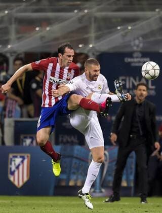 160528 Atletico Madrids Diego Godin i kamp om bollen med Real Madrids Karim Benzema under finalen i Champions League mellan Real Madrid och Atletico Madrid den 28 maj 2016 i Milano.  Copyright: JOELxMARKLUND BB160528JM025