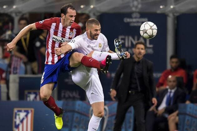 160528 Atletico Madrids Diego Godin i kamp om bollen med Real Madrids Karim Benzema under finalen i Champions League mellan Real Madrid och Atletico Madrid den 28 maj 2016 i Milano.  Copyright: JOELxMARKLUND BB160528JM026
