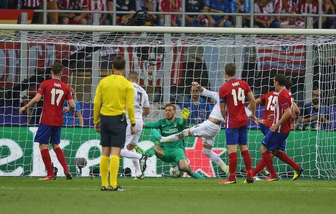28.05.2016, Fussball Champions-League Finale 2016, Real Madrid - Atletico Madrid, im Guiseppe Meazza Stadion in Mailand (Italien). Torszene zum 1:0, links Karim Benzema (Real Madrid). Torwart Jan Oblak (mitte, Atletico Madrid) ohne Chance. 