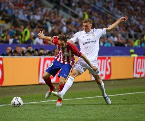 28.05.2016, Fussball Champions-League Finale 2016, Real Madrid - Atletico Madrid, im Guiseppe Meazza Stadion in Mailand (Italien). v.li: Juanfran (Atletico Madrid) gegen Toni Kroos (Real Madrid). 