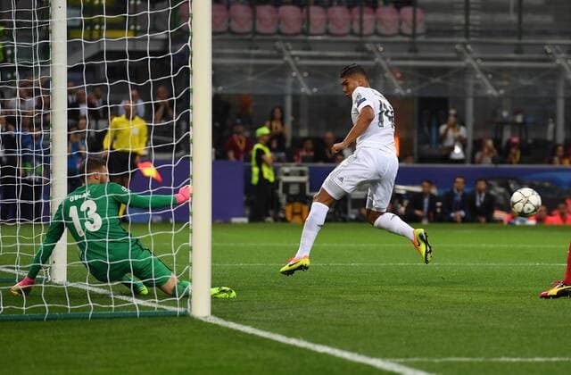 FUSSBALL CHAMPIONS LEAGUE FINALE SAISON 2015 2016 Real Madrid - Atletico Madrid 28.05.2016 Casemiro (re, Real Madrid) scheitert an Torwart Jan Oblak (li, Atletico Madrid) 