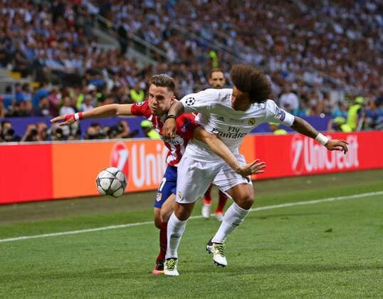 28.05.2016, Fussball Champions-League Finale 2016, Real Madrid - Atletico Madrid, im Guiseppe Meazza Stadion in Mailand (Italien). v.li: Saul Niguez (Atletico Madrid) gegen Marcelo (Real Madrid). 