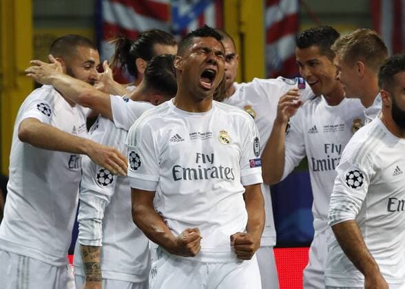 Real Madrid s Brazilian midfielder Casemiro Henrique (C) celebrates Sergio Ramos 1-0 goal before Atletico de Madrid during their UEFA Champions League final match at San Siro stadium in Milan, Italy, 28 May 2016. REAL MADRID VS ATLETICO DE MADRID !ACHTUNG: NUR REDAKTIONELLE NUTZUNG!  MIL030 20160528-636000672589387950